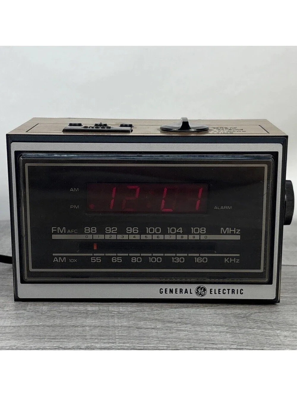 Vintage GE General Electric AM/FM Radio Alarm Clock Model 7-4620F - Tested/Works